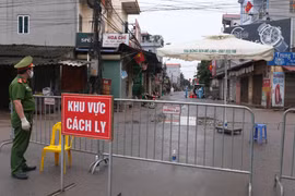 Thay vì xét nghiệm hàng loạt như Hàn Quốc, Việt Nam đã tập trung vào việc cách ly người mắc và truy tìm mọi mối tiếp xúc từ người bệnh. (Ảnh: Phạm Hùng/TTXVN phát)