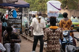Người dân đeo khẩu trang phòng lây nhiễm COVID-19 tại Ouagadougou, Burkina Faso, ngày 16/3/2020. (Ảnh: AFP/TTXVN)