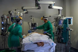 Nhân viên y tế chăm sóc bệnh nhân nhiễm COVID-19 tại bệnh viện ở Madrid, Tây Ban Nha, ngày 14/4/2020. (Ảnh: AFP/TTXVN)