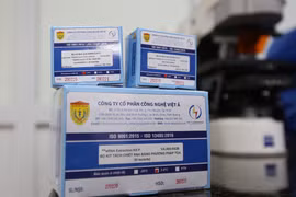 Bộ kit định tính SARS-CoV-2 do Học viện Quân y chủ trì, phối hợp với Công ty Cổ phần Công nghệ Việt Á nghiên cứu và sản xuất. (Ảnh: Dương Giang/TTXVN)