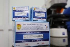Bộ kit định tính SARS-CoV-2 do Học viện Quân y chủ trì, phối hợp với Công ty Cổ phần Công nghệ Việt Á nghiên cứu và sản xuất. (Ảnh: Dương Giang/TTXVN)
