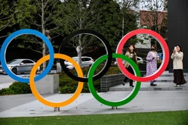 Biểu tượng Olympic tại Tokyo, Nhật Bản ngày 27/3/2020. (Ảnh: AFP/TTXVN)
