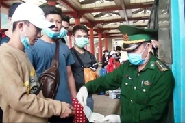 Công dân người Việt Nam trở về nước nhập cảnh qua Cửa khẩu quốc tế Cha Lo (huyện Minh Hóa, tỉnh Quảng Bình). (Ảnh: Võ Dung/TTXVN)