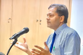 Tiến sỹ Robin Ramcharan, giảng viên Đại học Webster University Thailand, Giám đốc điều hành Trung tâm châu Á (Asia Center) có trụ sở tại Bangkok. (Ảnh: TTXVN phát)