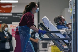 Chuyển bệnh nhân nhiễm COVID-19 tới bệnh viện St Thomas ở Bắc London ngày 1/4/2020. (Ảnh: AFP/TTXVN)