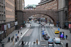 Người dân di chuyển trên đường phố tại Stockholm, Thụy Điển ngày 1/4/2020 trong bối cảnh dịch COVID-19 bùng phát. (Ảnh: AFP/TTXVN)