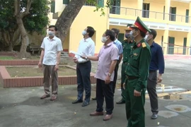 Ban chỉ đạo phòng, chống dịch Covid-19 huyện Văn Lâm khảo sát khu vực cách ly tập trung 500 giường tại Trường Đại học Tài chính Quản trị kinh doanh. (Ảnh: Đinh Tuấn/TTXVN)