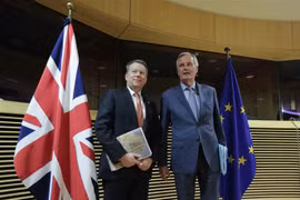 Trưởng đoàn đàm phán Brexit của EU Michel Barnier (phải) và người đồng cấp Anh David Frost tại cuộc gặp ở Brussels, Bỉ ngày 2/3/2020. (Ảnh: AFP/TTXVN)