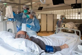 Nhân viên y tế điều trị cho bệnh nhân COVID-19 tại bệnh viện ở Barcelona, Tây Ban Nha ngày 7/4/2020. (Ảnh: THX/ TTXVN)