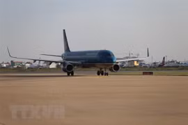 Chuyến bay mang số hiệu VN853 của Vietnam Airlines hạ cánh xuống Sân bay quốc tế Phnom Penh, Campuchia chiều 1/1. (Ảnh: Vũ Hùng/TTXVN)