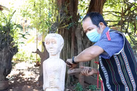 Những nghệ nhân tạc tượng phải rất tỉ mỉ, khéo léo để có thể thổi hồn vào bức tượng do mình làm ra. (Ảnh: Hồng Điệp/TTXVN)