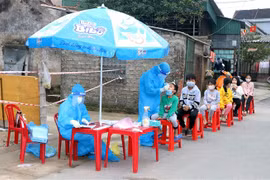 Lực lượng y tế xét nghiệm cho hàng trăm học sinh mầm non xã Thạch Kim, huyện Lộc Hà. (Ảnh: Công Tường/TTXVN)