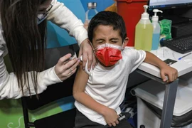 Nhân viên y tế Israel tiêm vaccine phòng COVID-19 của Pfizer/BioNTech cho trẻ em tại Jerusalem ngày 23/11/2021. (Ảnh: AFP/TTXVN)