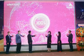 Các đại biểu thực hiện nghi thức khai trương sàn thương mại du lịch và hội chợ du lịch trực tuyến tại hội nghị. (Ảnh: Trần Lê Lâm/TTXVN)
