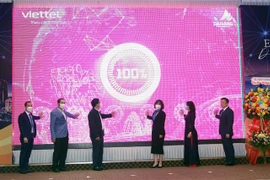 Các đại biểu thực hiện nghi thức khai trương sàn thương mại du lịch và hội chợ du lịch trực tuyến tại hội nghị. (Ảnh: Trần Lê Lâm/TTXVN)