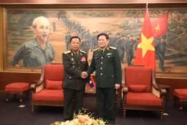 Đại tướng Chansamone Chanyalath, Ủy viên Bộ Chính trị, Phó Thủ tướng Chính phủ, Bộ trưởng Bộ Quốc phòng Lào gặp Đại tướng Ngô Xuân Lịch, nguyên Ủy viên Bộ Chính trị, nguyên Phó Bí thư Quân ủy Trung ương, nguyên Bộ trưởng Bộ Quốc phòng. (Ảnh: TTXVN phát)