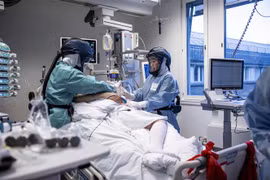 Nhân viên y tế điều trị cho bệnh nhân COVID-19 tại bệnh viện ở Oslo, Na Uy. (Ảnh: AFP/TTXVN)
