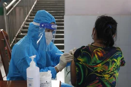 Tiêm vaccine phòng COVID-19 cho người dân tại Cà Mau. (Ảnh: Kim Há/TTXVN)