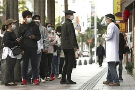 Một điểm xét nghiệm nhanh COVID-19 tại Naha, Okinawa, Nhật Bản. (Ảnh: Kyodo/TTXVN)