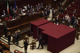 Các nghị sỹ bỏ phiếu bầu Tổng thống mới của Italy tại Rome ngày 24/1. (Ảnh: THX/TTXVN)