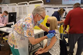 Tiêm vaccine phòng COVID-19 của BioNTech/Pfizer cho người dân tại Derby, Anh. (Ảnh: AFP/ TTXVN)