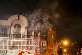 Những người biểu tình Iran tấn công các phái bộ ngoại giao của Saudi Arabia tại Iran năm 2016. (Nguồn: France24)