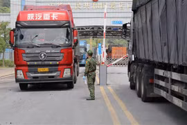 Lực lượng Biên phòng cửa khẩu Chi Ma giám sát chặt chẽ phương tiện chở hàng qua cửa khẩu tháng 10/2021. (Ảnh: Quang Duy/TTXVN)