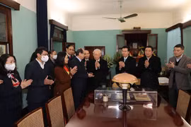 Tổng Bí thư Nguyễn Phú Trọng nói chuyện với cán bộ, nhân viên Khu di tích Chủ tịch Hồ Chí Minh ở Phủ Chủ tịch. (Ảnh: Trí Dũng/TTXVN)