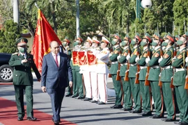 [Photo] Chủ tịch nước Nguyễn Xuân Phúc thăm Bộ Tư lệnh Quân khu 5