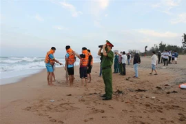 Lực lượng chức năng tìm kiếm. (Ảnh: Phạm Cường/TTXVN)