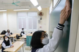 Hà Nội: Học sinh khối 12 quận Hai Bà Trưng đến trường học trực tiếp
