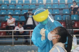 Xét nghiệm COVID-19 cho học sinh tại An Giang. (Ảnh: Công Mạo/TTXVN)