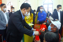 Chủ tịch Quốc hội Vương Đình Huệ tặng quà Tết cho gia đình chính sách, hộ nghèo tại huyện Nghi Lộc, Nghệ An. (Ảnh: Tá Chuyên/TTXVN)
