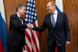 Ngoại trưởng Nga Sergei Lavrov (phải) và người đồng cấp Mỹ Antony Blinken (trái) tại cuộc gặp ở Geneva, Thụy Sĩ ngày 21/1. (Ảnh: AFP/TTXVN)