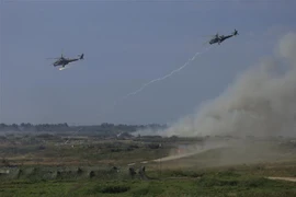 Máy bay trực thăng Mi-24 không kích vào vị trí phòng thủ của đối phương trong cuộc tập trận Nga - Belarus mang tên Zapad-2021. (Ảnh: Trần Hiếu/TTXVN)