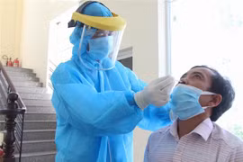 Lấy mẫu xét nghiệm COVID-19 tại Hậu Giang. (Ảnh: Hồng Thái/TTXVN)