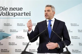 Thủ tướng Áo Karl Nehammer tại cuộc họp báo ở Vienna, Áo, ngày 3/12/2021. (Ảnh: AFP/TTXVN)