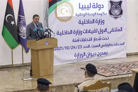 Thủ tướng lâm thời Libya Abdulhamid Dbeibah trong cuộc họp với các quan chức cấp cao Bộ Nội vụ tại Tripoli, ngày 23/10/2021. (Ảnh: AFP/TTXVN)