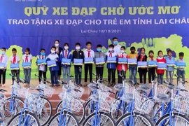 Trao tặng xe đạp cho học sinh nghèo vượt khó của huyện biên giới Phong Thổ, tỉnh Lai Châu. (Ảnh: Quý Trung/TTXVN)