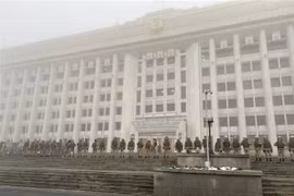 Lực lượng an ninh Kazakhstan được triển khai bên ngoài tòa thị chính thành phố Almaty nhằm ngăn người biểu tình quá khích tấn công tòa nhà, ngày 5/1. (Ảnh: THX/TTXVN)