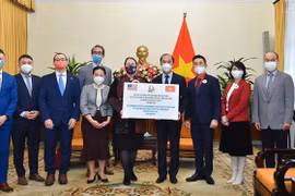 Thứ trưởng Bộ Ngoại giao Nguyễn Quốc Dũng trao số tiền ủng hộ các gia đình có người thân bị thiệt mạng trong các trận bão lốc xảy ra vào tháng 12/2021 tại bang Kentucky, Hoa Kỳ. (Ảnh: TTXVN phát)