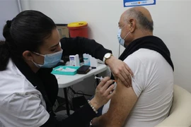 Nhân viên y tế tiêm vaccine ngừa COVID-19 cho người dân tại Modiin, Israel, ngày 12/1. (Ảnh: THX/TTXVN)