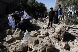 Hiện trường đổ nát sau một vụ không kích của liên quân do Saudi Arabia dẫn đầu tại Sanaa, Yemen, ngày 24/12/2021. (Ảnh: THX/ TTXVN)
