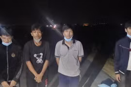 Các đối tượng nhập cảnh trái phép bị lực lượng biên phòng tỉnh Tây Ninh bắt giữ. (Ảnh: TTXVN phát)
