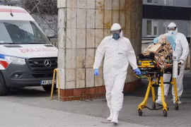 Chuyển bệnh nhân nhiễm COVID-19 tới bệnh viện ở Warsaw, Ba Lan. (Ảnh: AFP/TTXVN)