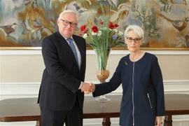 Thứ trưởng Ngoại giao Nga Sergei Ryabkov (trái) và người đồng cấp Mỹ Wendy Sherman trước vòng đối thoại chiến lược thứ hai ở Geneva, Thuỵ Sĩ ngày 30/9/2021. (Ảnh: AFP/TTXVN)