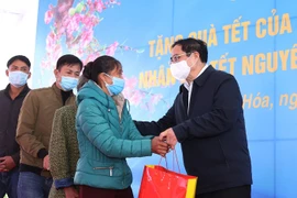 Thủ tướng Phạm Minh Chính tặng quà Tết cho người lao động có hoàn cảnh khó khăn tại Thanh Hóa. (Ảnh: Dương Giang/TTXVN)