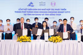 Chủ tịch UBND tỉnh An Giang, Chủ tịch UBND tỉnh Đồng Tháp cùng bà Hoàng Thu Châu - Tổng Giám đốc NovaGroup tiến hành nghi thức ký kết. (Nguồn: Vietnam+)