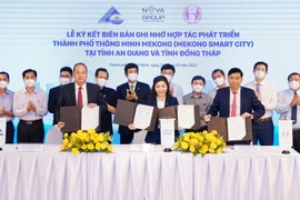 Chủ tịch UBND tỉnh An Giang, Chủ tịch UBND tỉnh Đồng Tháp cùng bà Hoàng Thu Châu - Tổng Giám đốc NovaGroup tiến hành nghi thức ký kết. (Nguồn: Vietnam+)