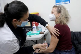 Tiêm vaccine ngừa COVID-19 cho người dân tại Modiin, Israel, ngày 12/1. (Ảnh: THX/TTXVN)